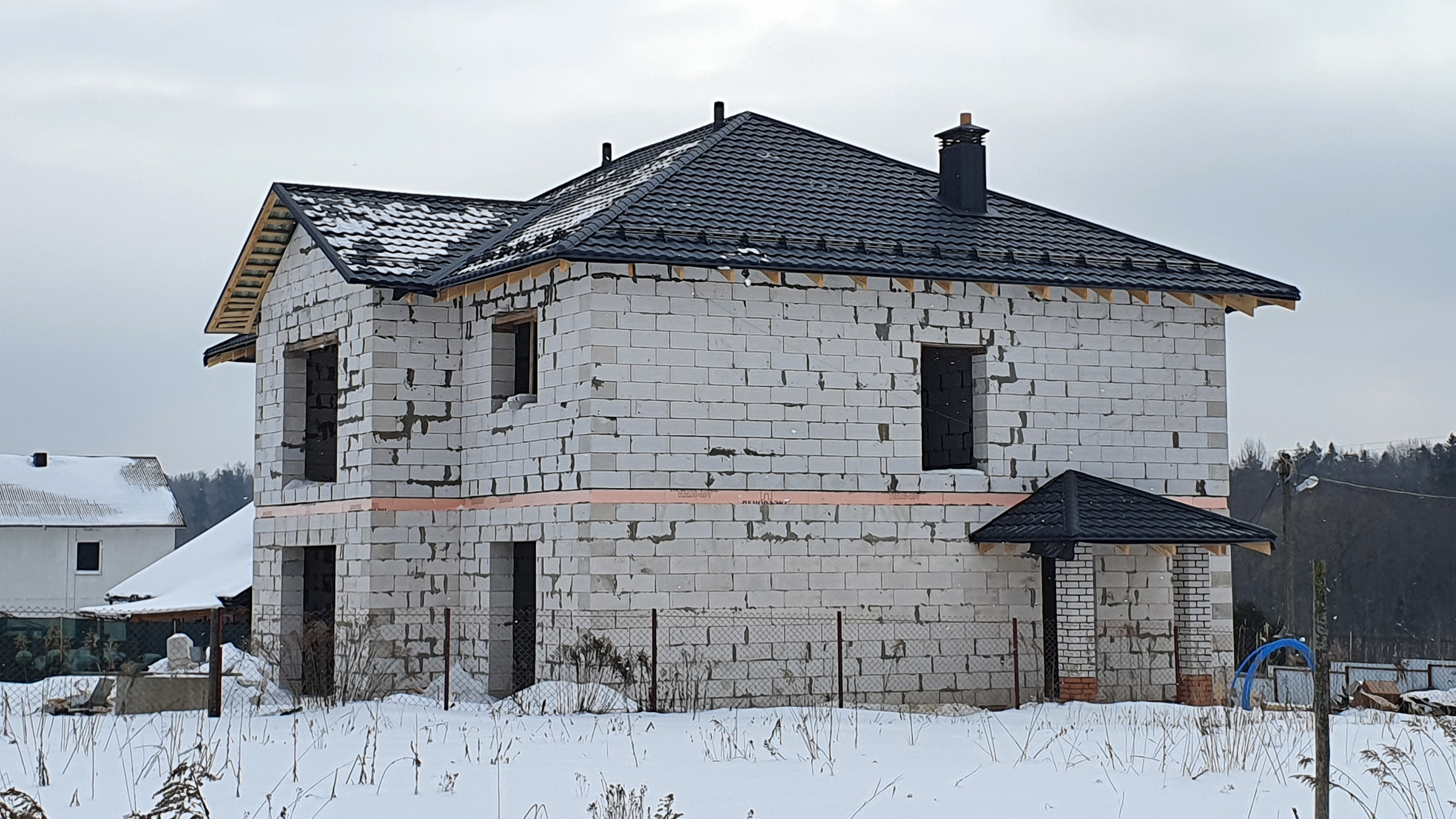 Монтаж многоскатной крыши с металлочерепицей Dachpol Egeria.